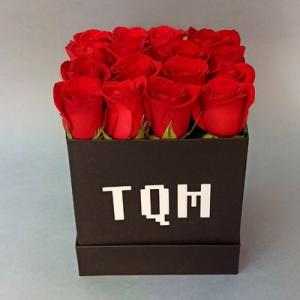 Caja con 16 rosas y frase TQM