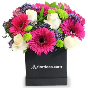 Caja surtida con rosas blancas y gerberas