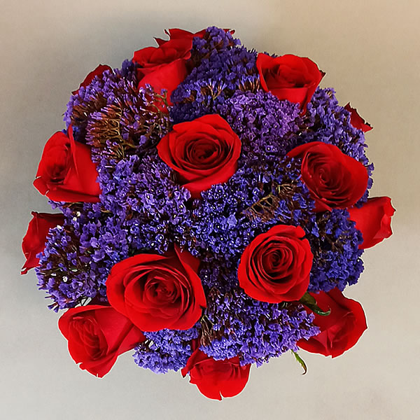 Hermosa combinación de flores moradas y rosas rojas 3044