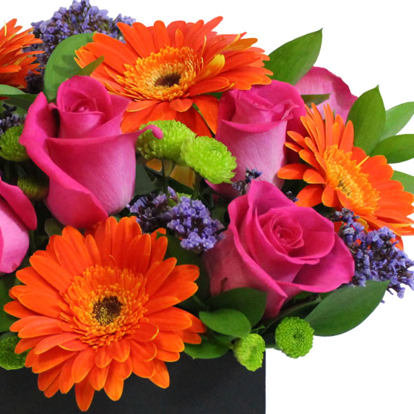 Diseño con rosas fiusha y gerberas naranjas 2509